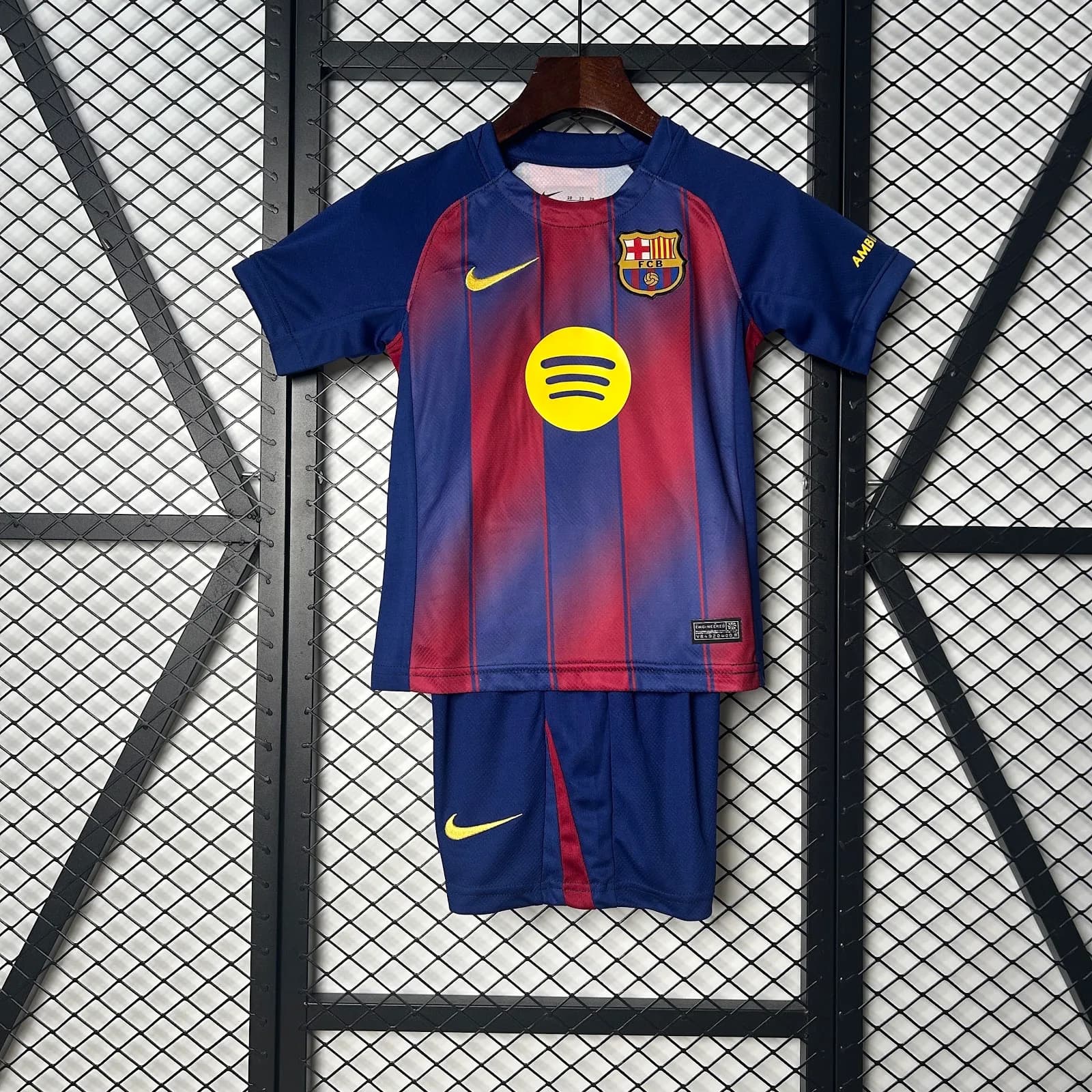 Camiseta Barcelona – Titular versión nino con short – 2025-26